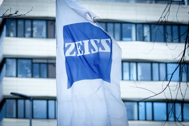 Eine Flagge mit dem Logo des Unternehmens Carl Zeiss vor einer Niederlassung in Berlin, 02.02.2022. Berlin Deutschland