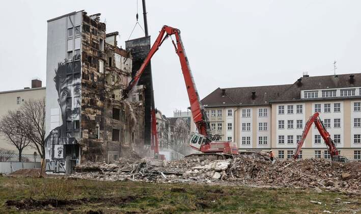 Bilder des Jahres 2022, News 02 Februar News Themen der Woche News Bilder des Tages Abbruch Gebauede Berlin, 03.02.2022 - Ein Verwaltungsgebauede aus den 60er Jahren wird mit einer Abbruchmaschine im Stadteil Berlin Schoeneberg abgerissen. Hier entsteht Am Winterfeldt , mit 7 Gebaeuden, 219 exklusiven Wohn- und 8 Gewerbeeinheiten. Deutschland