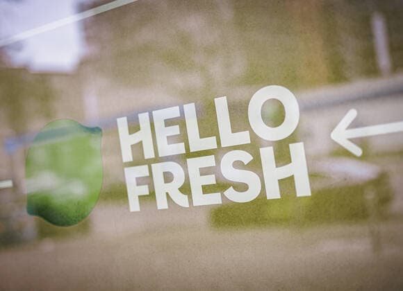 Der Schriftzug des Unternehmens Hello Fresh an deren Standort in Berlin. 04.02.2022. Berlin Deutschland