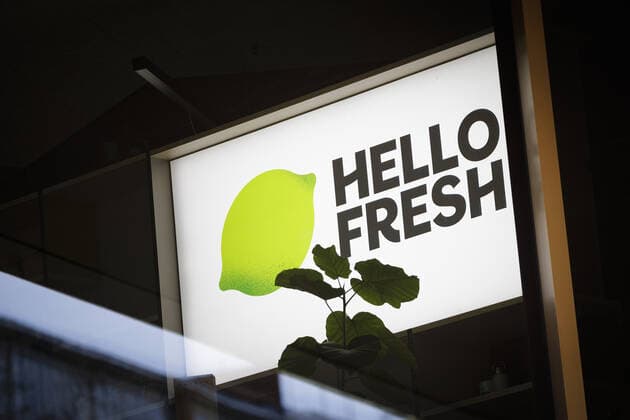 Der Schriftzug des Unternehmens Hello Fresh an deren Standort in Berlin. 04.02.2022. Berlin Deutschland