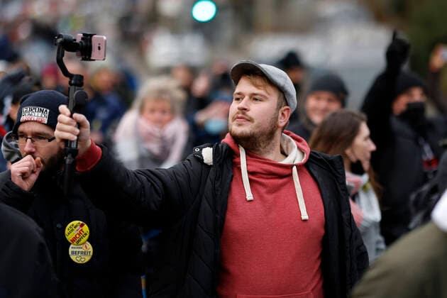 Aktivist Mann (Matthäus Westfal) bei einer angemeldeten Demo unter dem Motto Frieden, Freiheit, Selbstbestimmung - Freie Impfentscheidung . Wieder demonstrierten etwa 10.000 Gegner einer Impfpflicht mit einem Spaziergang gegen die Corona-Maßnahmen der Bundesregierung und für eine individuelle Impfentscheidung, Grundrechte und unversehrte Kinder - darunter auch viele Pflegekräfte, die wegen der Impfpflicht im Gesundheitsbereich ihren Job zu verlieren drohen. Düsseldorf, 05.02.2022 Foto:xC.xHardtx xFuturexImage