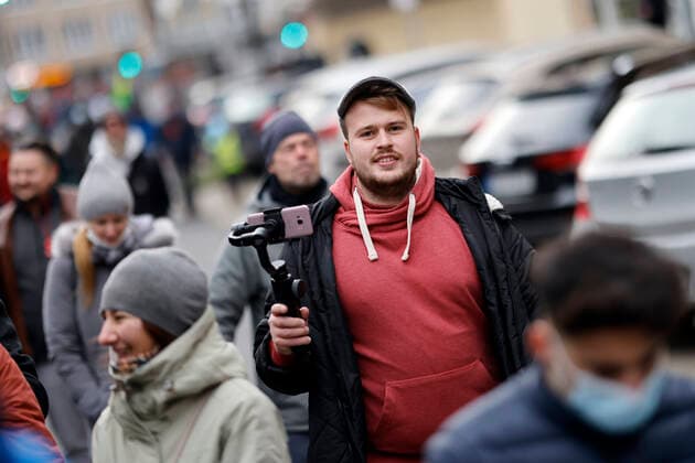 Aktivist Mann (Matthäus Westfal) bei einer angemeldeten Demo unter dem Motto Frieden, Freiheit, Selbstbestimmung - Freie Impfentscheidung . Wieder demonstrierten etwa 10.000 Gegner einer Impfpflicht mit einem Spaziergang gegen die Corona-Maßnahmen der Bundesregierung und für eine individuelle Impfentscheidung, Grundrechte und unversehrte Kinder - darunter auch viele Pflegekräfte, die wegen der Impfpflicht im Gesundheitsbereich ihren Job zu verlieren drohen. Düsseldorf, 05.02.2022 Foto:xC.xHardtx xFuturexImage