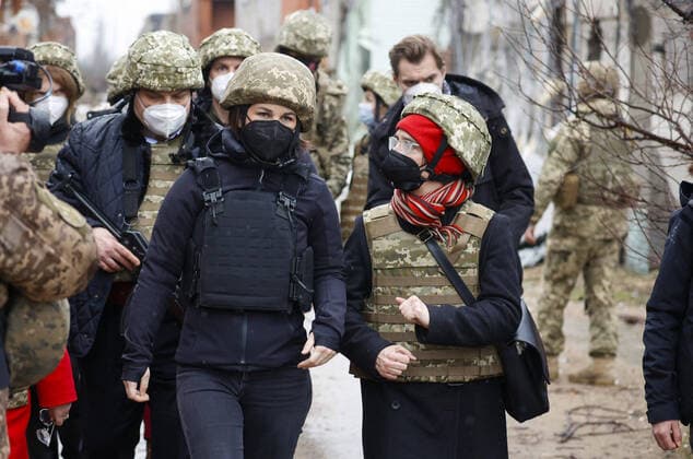 Bilder des Jahres 2022, News 02 Februar News Themen der Woche KW06 News Bilder des Tages Annalena Baerbock (Buendnis 90 Die Gruenen), Bundesaussenministerin, besucht mit dem ukrainischen Militaer die sogenannte Kontaktlinie in dem Ort Schyrokyne in der Ost-Ukraine. Die Ministerin will sich ueber die militaerische Situation vor Ort informieren und auch mit VertreterInnen der Sonderbeobachtungsmission der OSZE zusammentreffen. Schyrokyne Ukraine Copyright: xThomasxKoehlerx