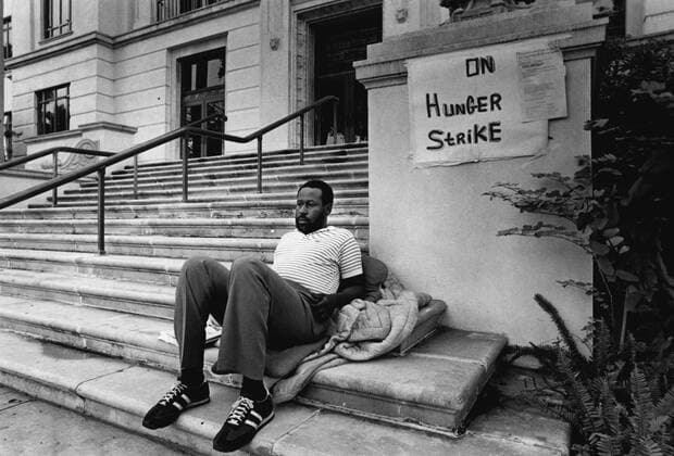 September 10, 1984, St. Petersburg, Florida, USA: Fred Winters stages a hunger strike on the front steps of St. Petersburg City Hall. Winters went on a 15-day hunger strike to make sure transit employees retained benefits that they seemed on the point of losing when city lines merged with county lines. St. Petersburg USA - ZUMA 19840910_mda_s70_503 Copyright: xLouiexFavoritex
