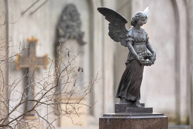 Skulptur eines Engels auf dem Parochialkirchhof in Berlin. 15.02.2022, Berlin, GER - Skulptur eines Engels auf dem Parochialkirchhof in Berlin., Berlin Berlin Deutschland, DEU Engel, Friedhof