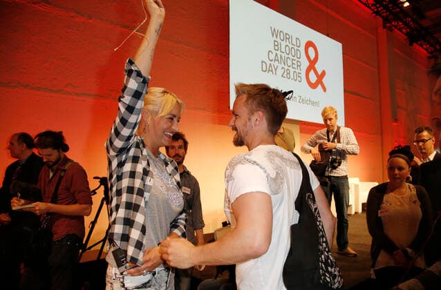 Schirmherrin Sarah Connor mit Ehemann Florian Fischer (er hilft ihr beim Mikro abnehmen) DKMS ruft den World Blood Cancer Day weltweiten Aktionstag im Kampf gegen Blutkrebs am 28. Mai aus. Umspannwerk am 27. Mai 2014 in Berlin