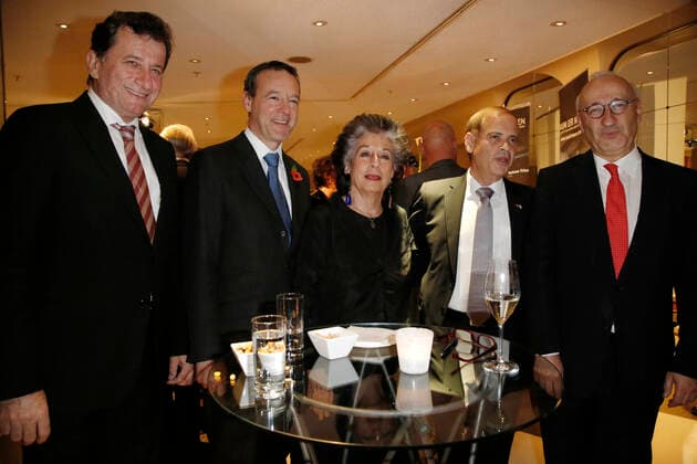 Dr. Jerzy Marganski (Botschafter Polen) Simon McDonald (Botschafter Großbritanien) Gastgeberin Lea Rosh Yakov Hadas-Handelsman (Israelischer Botschafter) und Philippe Etienne (Französischer Botschafter) Charity-Dinner für den Raum der Namen im Holocaust-Denkmal am 4. November 2014 im Hotel Adon in Berlin