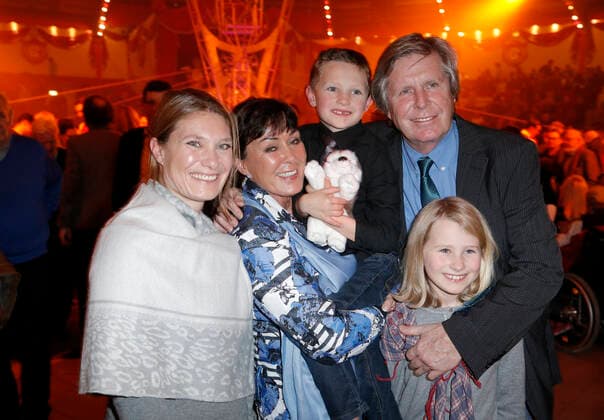 Sigmar Solbach mit Ehefrau Claudia, Tochter Sonja (li.) und Enkeln Tim und Andrea Weihnachtspremiere von CIRCUS KRONE am 25. Dezember 2015 in München