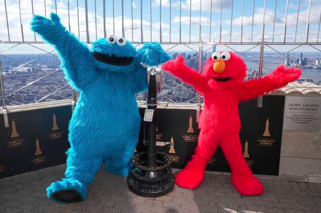 Bilder des Jahres 2022, Entertainment 02 Februar Entertainment Themen der Woche KW07 Entertainment Bilder des Tages Krümelmonster und Elmo beim Photocall zur Live-Tour-Show Sesame Street Live! auf dem Empirde State Building. New York, 18.02.2022