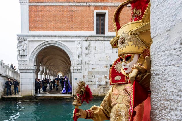 Bilder des Jahres 2022, News 02 Februar News Themen der Woche KW07 News Bilder des Tages Carnival in Venice 2022 Venice, Italy. 19 February 2022. Despite the ongoing Corona pandemic, the Carnival in Venice attracts many people in colourful costumes and tourists.