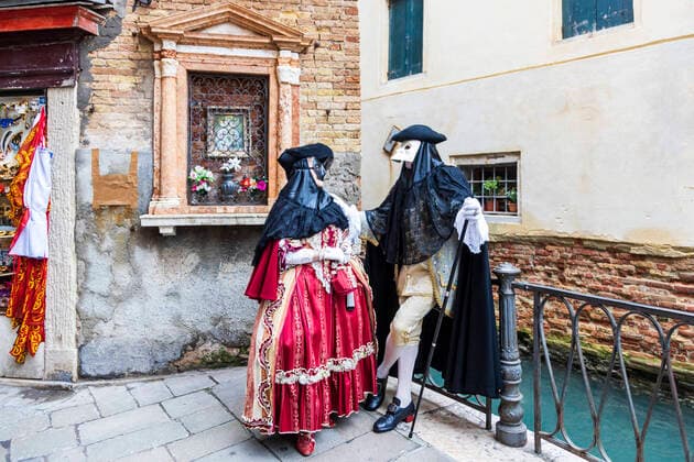 Bilder des Jahres 2022, Entertainment 02 Februar Entertainment Themen der Woche KW07 Entertainment Bilder des Tages Entertainment Bilder des Tages News Bilder des Tages Carnival in Venice 2022 Venice, Italy. 19 February 2022. Despite the ongoing Corona pandemic, the Carnival in Venice attracts many people in colourful costumes and tourists.