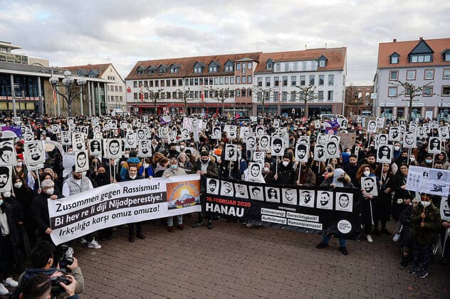 Bilder des Jahres 2022, News 02 Februar News Themen der Woche KW07 News Bilder des Tages 19.02.2022, xmgx, Lokal Hanau 19.Februar 2020 - Jugend-Demo gegen Rassismus, v.l., Hanau Hessen Deutschland (DEU)