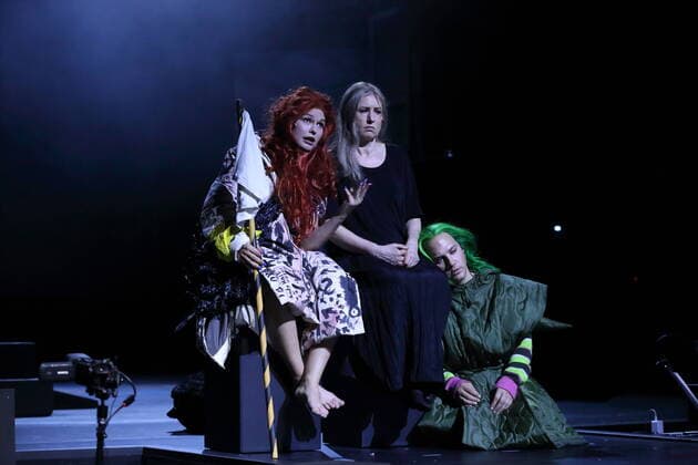 Bilder des Jahres 2022, Entertainment 02 Februar Entertainment Themen der Woche KW07 Entertainment Bilder des Tages Svenja Liesau (als Sister Eddi), Corinna Harfouch (als Queen Lear) und Oscar Olivo (als Clown), v.l., während der Fotoprobe für das Stück Queen Lear im Maxim Gorki Theater Berlin, 19. Februar 2022. Nach William Shakespeare. Regie Christian Weise. Bühne Julia Oschatz. Kostüme Paula Wellmann. Premiere ist am 20. Februar 2022. Maxim Gorki Theater Berlin Queen Lear