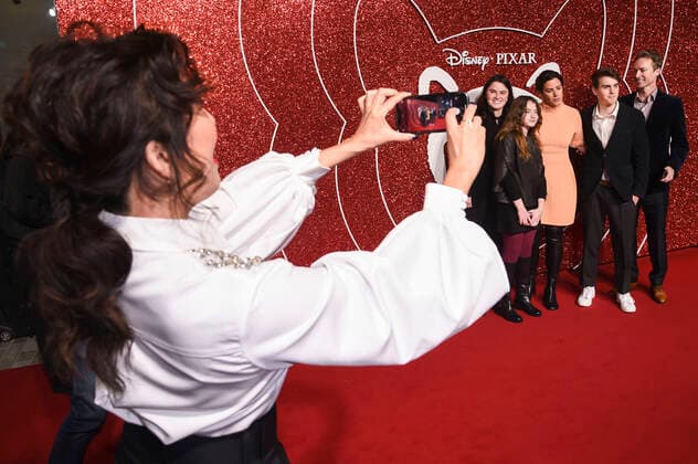 Bilder des Jahres 2022, Entertainment 02 Februar Entertainment Themen der Woche KW08 Entertainment Bilder des Tages Sandra Oh und Lindsay Collins mit Begleitung bei der Premiere des Animatiionsfilms Turning Red Rot im Everyman Borough Yards Cinema. London, 21.02.2022