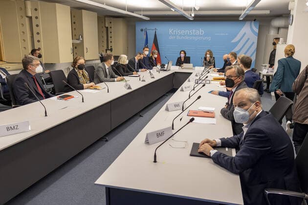 Bilder des Jahres 2022, News 02 Februar News Themen der Woche KW08 Annalena Baerbock (Buendnis 90 Die Gruenen), Bundesaussenministerin, besucht, nach dem Angriff Russlands auf die Ukraine, den Krisenstab des Auswaertigen Amts Berlin, 24.02.2022. Berlin Deutschland Copyright: xThomasxImox