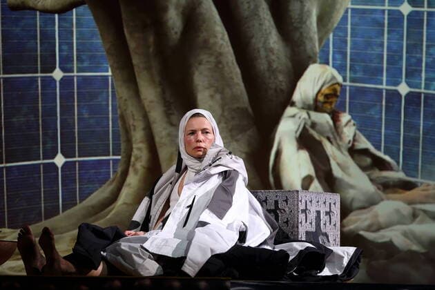 Bilder des Jahres 2022, Entertainment 02 Februar Entertainment Themen der Woche KW08 Suzan Boogaerdt (als Jessica) während der Fotoprobe für das Stück Jessica an Incarnation in der Volksbühne am Rosa-Luxemburg-Platz in Berlin, 23. Februar 2022. Von Susanne Kennedy und Markus Selg. Regie Susanne Kennedy. Bühne Markus Selg. Kostüme Andra Dumitrascu. Premiere ist am 24. Februar 2022. Volksbühne Berlin Jessica - an Incarnation