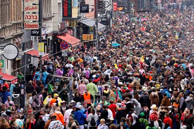 Bilder des Jahres 2022, News 02 Februar News Themen der Woche KW08 News Bilder des Tages Um Punkt 11:11 Uhr an Weiberfastnacht (24.02.2022) beginnt in Köln trotz Krieg in der Ukraine der Straßenkarneval. Auch die Zülpicher Straße ist voll mit Feiernden. Hier erhalten nur Feiernde Zutritt, die einen Nachweis für 2G+ erbringen können. Köln, 24.02.2022