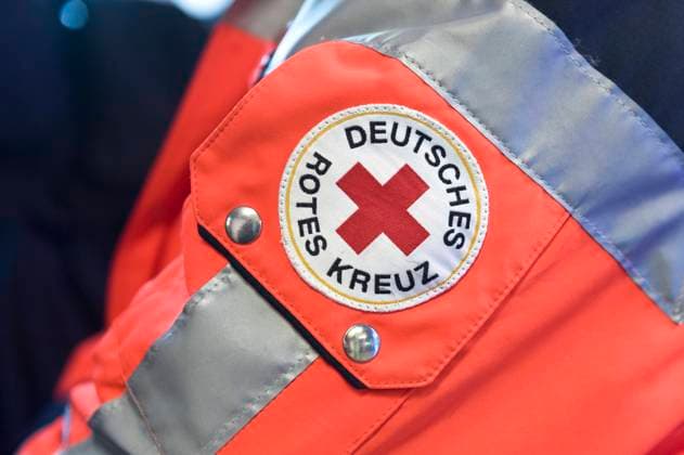 DRK im Einsatz Uniform Logo Zeichen Kennzeichen Signet Wappen Marke des DRK Deutsches Rotes Kreuz Jacke Ärmel 20220220ad984 Hamburg Hamburg Deutschland Germany Copyright: xAchimxDuwentästerx