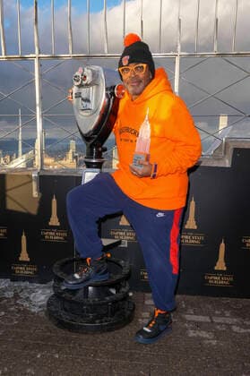 Bilder des Jahres 2022, Entertainment 02 Februar Entertainment Themen der Woche KW08 Spike Lee bei einem Pressetermin anlässlich des Black History Month auf dem Empire State Building, New York, 25.02.2022