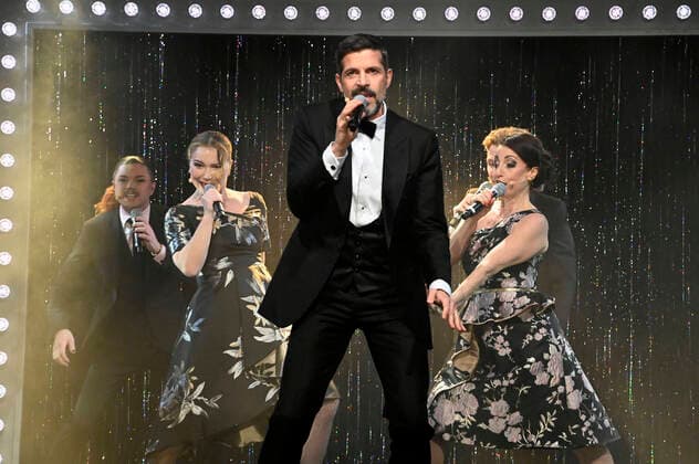 Bilder des Jahres 2022, Entertainment 02 Februar Entertainment Themen der Woche KW08 Entertainment Bilder des Tages Pasquale Aleardi mit den Sänger*innen Sigalit Feig, Anke Fiedler, Martin Mulders und Andreas Bieber bei der Uraufführung Pasquale Aleardi - Mein Grand Prix im Tipi am Kanzleramt. Berlin, 26.02.2022