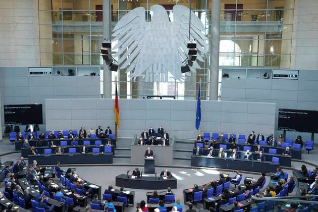 Bilder des Jahres 2022, News 02 Februar News Themen der Woche KW08 News Bilder des Tages Deutscher Bundestag 19. Sitzung Aktuell,27.02.2022 Berlin, Bundeskanzler Olaf Scholz (SPD) bei seiner Regierungserklaerung im Plenum bei der Sondersitzung des Deutschen Bundestag aus Anlass des von Russland voelkerrechtswidrig begonnenen Krieg gegen die Ukraine bei der 19. Sitzung des Deutschen Bundestag in Berlin Berlin Berlin Deutschland