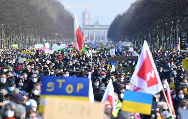 Bilder des Jahres 2022, News 02 Februar News Themen der Woche KW08 News Bilder des Tages Mehrere Tausend Menschen haben am Sonntag (27.02.2022) in Berlin gegen den russischen Einmarsch in die Ukraine und fuer Frieden in Europa demonstriert. Aufgerufen hat dazu ein breites Buendnis aus Friedens-, Umwelt- und Hilfsorganisationen sowie Gewerkschaften und Kirchen. (Siehe epd-Meldung vom 27.02.2022) Tausende bei der Friedensdemonstration in Berlin