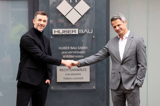 Jo Weil und Jens Hajek, die beiden Schauspieler und Serien-Kollegen beim Fototermin am Rande der Dreharbeiten zu neuen Folgen der RTL Daily Unter uns in Koeln, in der Jo Weil ab dem 1. April 2022 neu im Hauptcast mit dabei ist. Jo Weil beim Fotoshooting als neuer Unter uns (RTL) Hauptdarsteller in Koeln