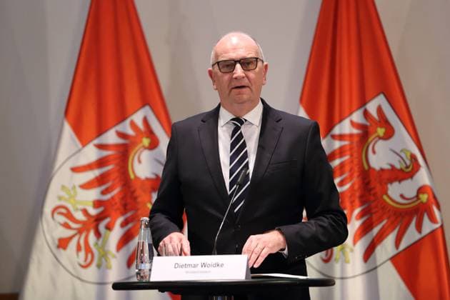 News Themen der Woche KW09 Ministerpräsident Dietmar Woidke (SPD) spricht während einer Pressekonferenz zur endgültigen Baugenehmigung für die Tesla Gigafactory in Grünheide (Mark), Staatskanzlei, Potsdam, 4. März 2022. Das Werk steht bereits, Tesla hatte den Bau im Februar 2020 auf eigenes Risiko begonnen und wartet nun auf Betriebserlaubnis. Baugenehmigung für Tesla in Grünheide (Mark)