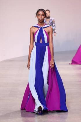 Bilder des Jahres 2022, Entertainment 03 März Entertainment Themen der Woche KW09 Entertainment Bilder des Tages (220305) -- PARIS, March 5, 2022 -- A model presents a creation of Elie Saab s Fall Winter 2022 ready-to-wear collections during Paris Fashion Week in Paris, France, on March 5, 2022. (Photo by Xinhua) FRANCE-PARIS-FASHION WEEK-ELIE SAAB PieroxBiasion
