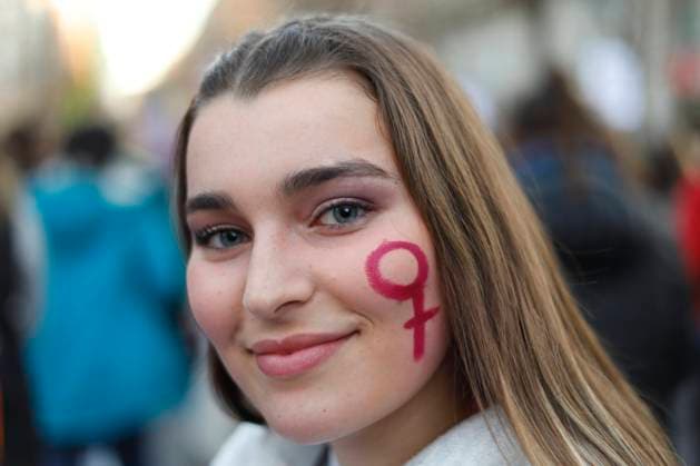 8M. Demonstration For Women s Day In Granada, Spain A girl smiles with a female symbol in her face during a demonstration in the International Women s Day in Granada on March 08, 2022. About 30,000 people, according to the Police, march through the streets of Granada (Spain) and recover the massive demonstration before the restrictions of the Covid pandemic. Granada Granada Spain  Copyright: xÃ?lexxCamarax originalFilename: camaramartinez-8mdemons220308_np9Gj.jpg