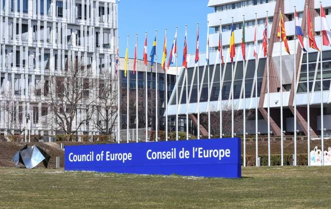 Europarat iin Strassburg (Strasbourg), Nach dem russischen Angriff auf die Ukraine hat der Europarat Russland von seinen Repraesentationsrechten in der Staatenorganisation entbunden Ð sowohl in der Vertretung der Regierungschefs, dem Ministerkomitee, als auch in der Parlamentarischen Versammlung.
