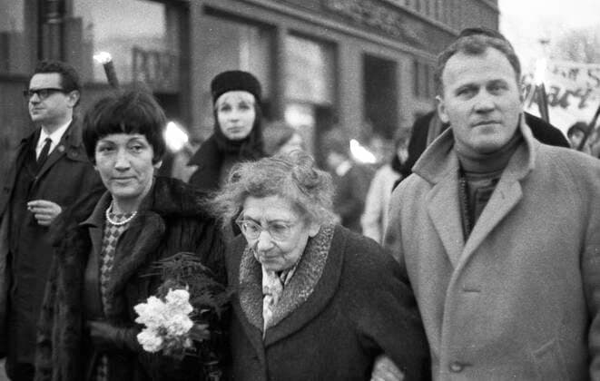 Der Ostermarsch Ruhr 1967 DEU, Deutschland, Ruhrgebiet: Der Ostermarsch Ruhr 1967 , hier am 25.3.1967 im Ruhrgebiet, für Abrüstung und gegen Atomwaffen in Deutschland. Max von der Grün, Prof.Dr. KLara Maria Faßbinder, Elly Steinmam, N.N. v.rechts n. l. DEU, Germany, Ruhr area: The Easter march Ruhr 1967 , here on March 25, 1967 in the Ruhr area, for disarmament and against nuclear weapons in Germany. NRW