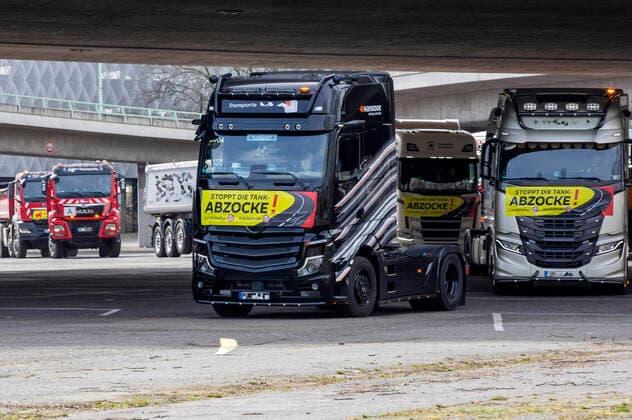 Bilder des Jahres 2022, News 03 März News Themen der Woche KW10 News Bilder des Tages Angesichts der hohen Preise für Diesel und Gaskraftstoffe demonstrierten LKW-Fahrer mit ihren Lastwagen auf einem Parkplatz bei der Kölner Messe. Ohne staatliche Intervention sei die Versorgungssicherheit nicht aufrecht zu erhalten, heißt es in einer Mitteilung. Die Preisexplosion gefährde die Existenz von vielen mittelständischen Unternehmen. Köln, 12.03.2022
