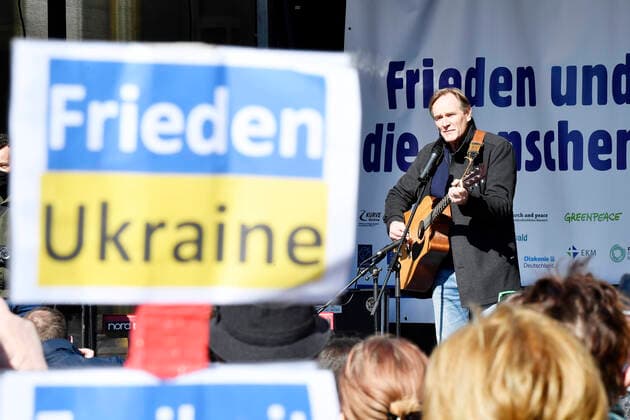 Bilder des Jahres 2022, News 03 März News Themen der Woche KW10 News Bilder des Tages Kundgebung Demonstration Frieden und Solidarität für die Menschen in der Ukraine in Leipzig (13.03.2022) Leipzigs Oberbürgermeister Burkhard Jung bei der Demonstration gegen den Krieg in der Ukraine in Leipzig (13.03.2022) mit einer Gitarre vor einem Schild Frieden und Solidarität für die Menscen in der Ukraine. Stoppt den Krieg. Im Vordergrund in Schild mit der Aufschrift Friden Ukraine Leipzig Sachsen Deutschland Augustusplatz