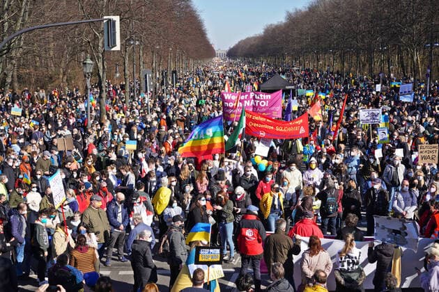 Bilder des Jahres 2022, News 03 März News Themen der Woche KW10 News Bilder des Tages Stoppt den Krieg! Antikriegsdemo in Berlin 13.3.2022 Stoppt den Krieg! Frieden und Solidarität für die Menschen in der Ukraine Berlin Berlin Mitte Berlin GER