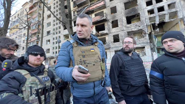Ukraine-Krieg, Jahrestag der Invasion, Chronologie der Ereignisse, Archivbilder Paul Ronzheimer ist Journalist des Jahres, Archivbilder Bilder des Jahres 2022, News 03 März News Themen der Woche KW11 News Bilder des Tages Vitali Klitschko, Kyiv Mayor and former heavyweight champion, centre, visits ruin of residential house hit by Russian fire in Kyiv, Ukraine, during the Russian invasion, as Russia invaded Ukraine on February 24, pictured on March 14, 2022. (CTKxPhoto PavelxNemecek) CTKPhotoF202203141606901