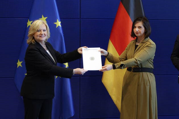News Themen der Woche KW11 Die Wehrbeauftragte des Deutschen Bundestages, Eva Hoegl, SPD uebergibt den Jahresbericht 2021 der Wehrbeauftragten an Bundestagsvizepraesidentin Katrin Goering Eckardt, Buendnis 90 Die Gruenen in Berlin, 15.03.2022. Berlin Deutschland