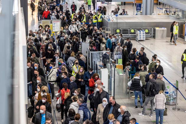 Bilder des Jahres 2022, News 03 März News Themen der Woche KW11 News Bilder des Tages Lange Wartezeiten und Flugausfälle am Flughafen Stuttgart. Das Personal an der Sicherheitskontrolle streikt. Die Gewerkschaft ver.di will für die bundesweit etwa 25.000 Branchenbeschäftigten mehr Geld. 15.03.2022: DEU, Deutschland, Baden-Württemberg, Stuttgart.