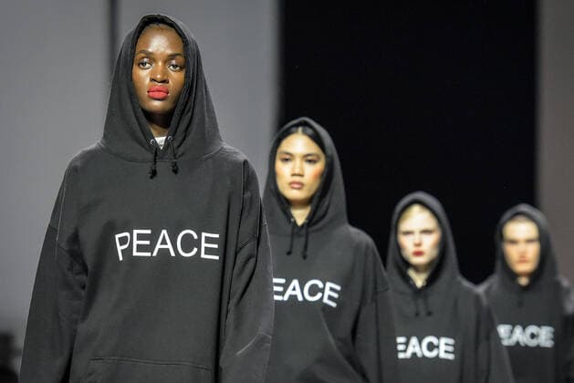 Bilder des Jahres 2022, Entertainment 03 März Entertainment Themen der Woche KW11 Entertainment Bilder des Tages 15.03.2022 xlakx,Entertainment Berlin Fashion Week 2022, Show Kilian Kerner emspor,v.l.Models nach der Show auf dem Catwalk mit einen Sweatshirt mit Aufschrift Peace Berlin