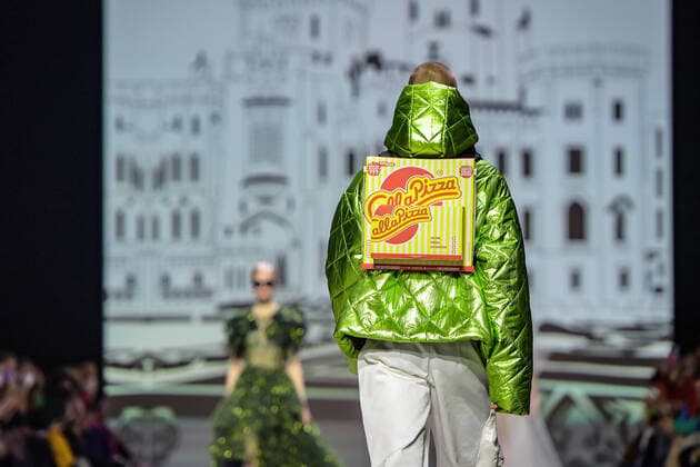 Bilder des Jahres 2022, Entertainment 03 März Entertainment Themen der Woche KW11 15.03.2022 xlakx,Entertainment Berlin Fashion Week 2022, Show Kilian Kerner emspor v.l.Im Kraftwerk Berlin praesentiert ein Model Call a Pizza Rucksack Berlin