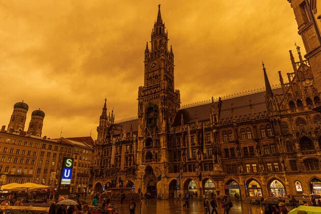 Bilder des Jahres 2022, News 03 März News Themen der Woche KW11 News Bilder des Tages MUNICH, GERMANY - MARCH 15: A rare meteorological phenomenon causing an orange sky due to sahara sand dust in the sky on March 15, 2022 in Munich, Germany Sahara sand dust causing an orange sky over Marienplatz in Munich Munich Germany