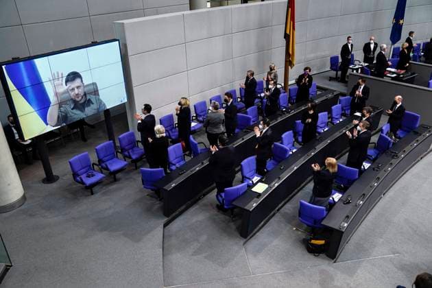 Bilder des Jahres 2022, News 03 März News Themen der Woche KW11 News Bilder des Tages Videoansprache des Praesidenten der Ukraine, Wolodymyr Selenskyj im Deutschen Bundestag Aktuell,17.03.2022 Berlin, Wolodymyr Selenskyj der Praesident der Ukraine bei seiner Videoansprache im Deutschen Bundestag zur aktuellen Lage in der Ukraine mit besonderer Geste im Vorfeld an die 21. Sitzung des Deutschen Bundestag in Berlin mit der Regierungsbank und dem Bundeskanzler Olaf Scholz Berlin Berlin Deutschland