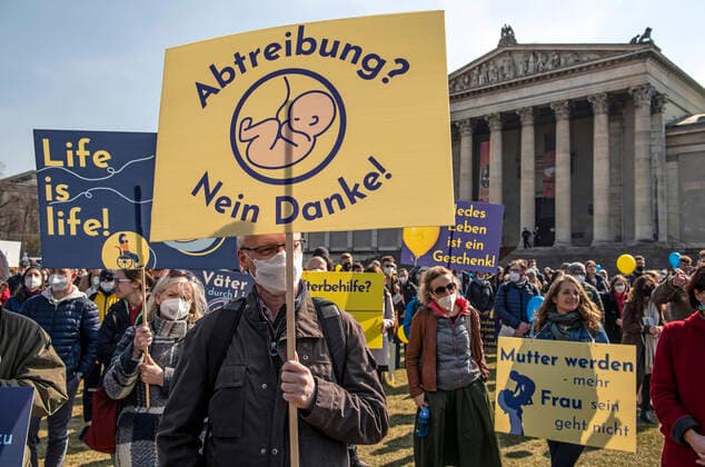 Bilder des Jahres 2022, News 03 März News Themen der Woche KW11 News Bilder des Tages Münchner Marsch fürs Leben, Kundgebung und Marsch von AbtreibungsgegnerInnen, startet und endet am Königsplatz, 19. März 2022 Deutschland, München, 19.03.2022, Münchner Marsch fürs Leben, Demonstration von Abtreibungsgegnern und Abtreibungsgegnerinnen, Lebensschützer, wollen den Wert des menschlichen Lebens betonen, pro life, gegen Abtreibung, Schwangerschaftsabbrüche, Sterbehilfe, viele kirchliche Teilnehmer, vor allem aus der katholischen Kirche, Kundgebung ab 13 Uhr, danach Marsch durch angrenzende Straßen, startet und endet am Königsplatz, Demoplakat, hier Königsplatz, die verwendeten Farben blau und gelb beziehen sich nicht auf die Ukrainekrise, Protest, protestieren, ca. 3000 Teilnehmer, Politik, Bayern, März 2022,