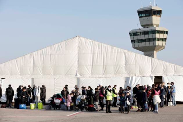 Bilder des Jahres 2022, News 03 März News Themen der Woche KW11 News Bilder des Tages Auf dem Flughafengelaende Tegel wird das Ukraine-Ankunftszentrum TXL fuer Kriegsfluechtlinge aus der Ukraine eroeffnet. Die Fluechtlinge werden dort medizinisch versorgt, verpflegt, registriert und nach dem Koenigsteiner Schluessel auf andere Bundeslaender verteilt. DEU, Berlin, 20.03.2022
