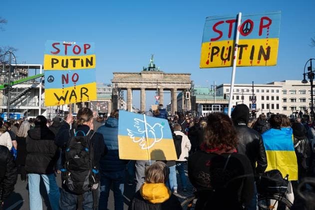 Bilder des Jahres 2022, News 03 März News Themen der Woche KW11 News Bilder des Tages 20.03.2022, Berlin, Deutschland, Europa - Friedenskundgebung und Benefiz-Konzert fuer die Ukraine unter dem Motto Sound of Peace am Brandenburger Tor im Bezirk Mitte. Auf der Buehne am Platz des 18. Maerz treten deutsche Kuenstler und Bands wie Peter Maffay, The BossHoss, Silbermond und viele mehr auf. Gleichzeitig sammeln die Veranstalter Geld fuer die Menschen in der Ukraine und in anderen Kriegsgebieten.