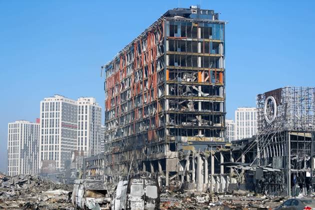 Ukraine-Krieg, Jahrestag der Invasion, Chronologie der Ereignisse, Archivbilder Bilder des Jahres 2022, News 03 März News Themen der Woche KW12 News Bilder des Tages March 21, 2022, Kyiv, Kyiv, Ukraine: Wreckage of a damaged shopping mall in Podilskyi district of Kyiv by the Russian air strikes, amid Russian invasion. Local media have reported that the attack has caused 4 deaths. Kyiv Ukraine - ZUMAs313 20220321_zip_s313_010 Copyright: xDanielxCengxShou-Yix