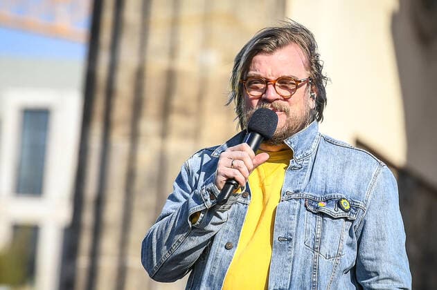 20.03.2022, xlakx, Entertainment Demo, Sound of Peace - Friedenskundgebung für die Ukraine emspor, v.l.Nilz Bokelberg bei der Kundgebung und dem Friedenskonzert Sound Of Peace gegen den Krieg in der Ukraine am Brandenburger Tor Berlin