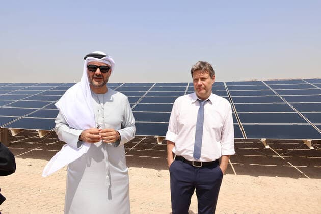 Bilder des Jahres 2022, News 03 März News Themen der Woche KW12 News Bilder des Tages Habeck und Gruener Wasserstoff mit Solar 21.03.2022, VAE, Abu Dhabi, Solaranlage und Stadtprojekt Zukunftsstadt der staatlichen Masdar Comany mit Besuch des Vizekanzlers Robert Habeck, Fuerhung durch Projektvorstand Mohammed Abdel Kaser bin Seid und Projektmanagerin Dr. Fayd (c) Frank Ossenbrink mobil 00491724006 Ali Almersh, gebuertig aus Muenchen.505 , Abu Dahbi VAE Vereinigte Arabische Emirate