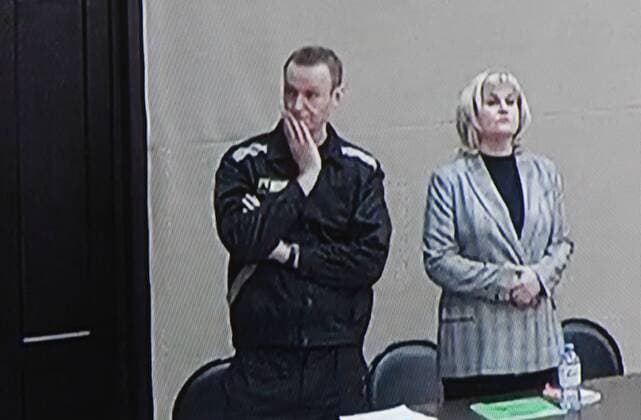 Bilder des Jahres 2022, News 03 M?rz News Themen der Woche KW12 News Bilder des Tages Russland, Alexei Nawalny von Gericht der Veruntreuung schuldig gesprochen Russia Navalny New Case Trial 8146748 22.03.2022 A screen shows the Moscow district sentence hearing against jailed Russian opposition activist Alexey Navalny at Penal Colony No. 2 in Pokrov, Vladimir region, Russia. Moscow district court has issued a guilty sentence on Navalny in a criminal case of fraud and contempt of court. The fraud case was initiated over a year ago. According to the investigation, Navalny stole and spent for personal use over 350 million rubles ($3.1 million) donated to his Anti-Corruption Foundation (FBK, designated extremist organization and foreign agent, banned in Russia). The other charge in the case concerns Navalny insulting Judge Vera Akimova, who sentenced him to a fine of 850,000 rubles ($7,500) for slander Copyright: xKirillxKallinikovx
