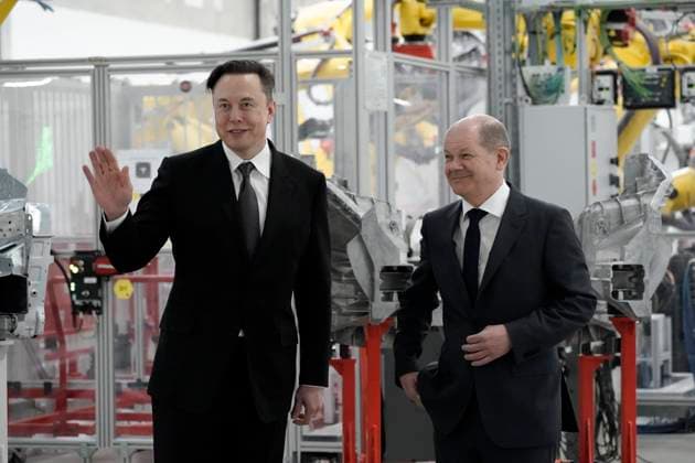 Bilder des Jahres 2022, News 03 März News Themen der Woche KW12 News Bilder des Tages Tesla Delivery Day - Eroeffnung der Tesla-Gigafactory in Gruenheide in der Naehe von Berlin Aktuell, 22.03.2022, Gruenheide, Bundeskanzler der Bundesrepublik Deutschland Olaf Scholz und Elon Musk Tesla-Chef beim kurzen Rundgang durch die Fertigung beim Tesla Delivery Day zur Eroeffnung und offiziellem Produktionsstart der Tesla Fabrik, der neuen Gigafactory des Elektroautobauers in Europas groesste E-Autofabrik Gruenheide in der Naehe von Berlin Gruenheide Brandenburg Deutschland